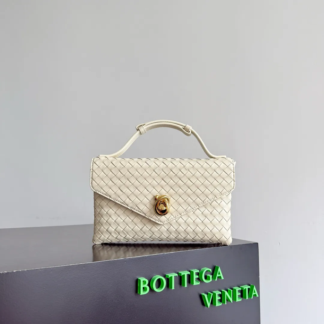 Batch 1660 BOTTEGA VENETA 2025 new product KNOT LOCK crossbody bag subverts the rigid lines of traditional tote bags, using drapey leather to create a three-dimensional silhouette that breathes. It has compartments and multiple card slots inside, making it a versatile commuter bag that can be used in various occasions. The details are full of exquisiteness, the casual retro color tone, and the upper body are full of elegance. Whether you are commuting or going out on the street, you can easily hold it. The two carrying methods of hand-carrying and long shoulder strap are very practical! At the same time, the shoulder strap is detachable, suitable for various dressing styles~ Whether it is a dinner party or daily commuting, it can be easily controlled and becomes your versatile tool❤️ Style number: 817191 Size: 25*16*5.5cm